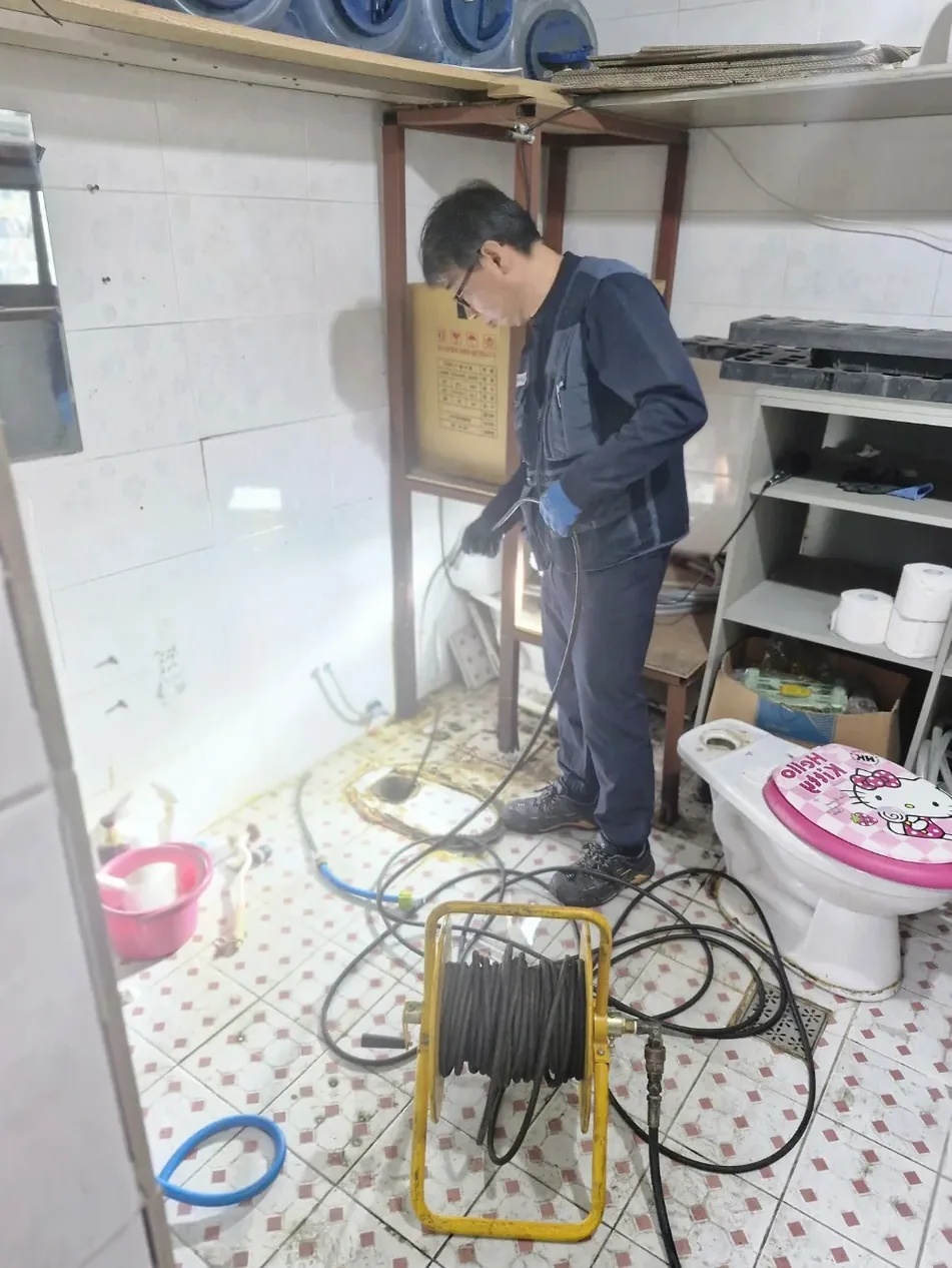 서대문구 맨홀과 외부 관로 연결 상태를 살펴보는 작업자료